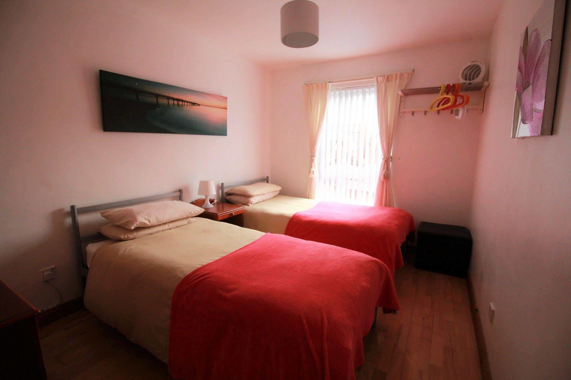 Perfect Central City Location - Parking - 3 Beds - 2 Bedrooms Белфаст Экстерьер фото