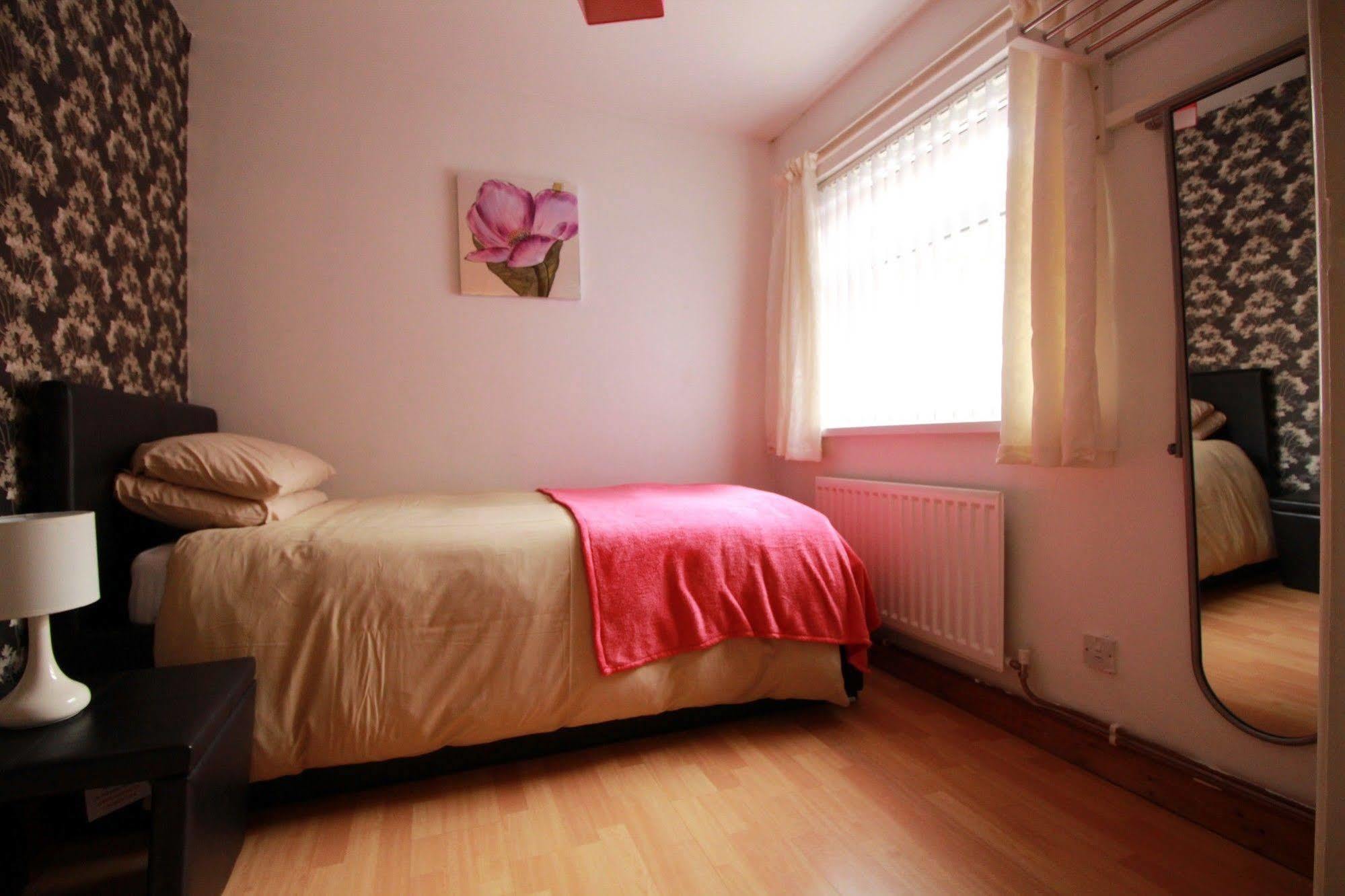 Perfect Central City Location - Parking - 3 Beds - 2 Bedrooms Белфаст Экстерьер фото